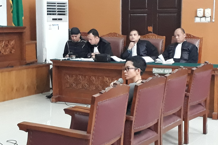 Anggota BTP Network Retno Hendri Astuti saat bersaksi dalam sidang kasus ujaran kebencian dengan terdakwa Ahmad Dhani di Pengadilan Negeri Jakarta Selatan, Senin (28/5/2018).