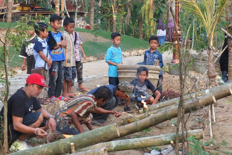 Anak-anak memainkan long Bambu di pinggir sungai Oya di desa Beji, Patuk, Gunungkidul, Selasa (5/6/2018)