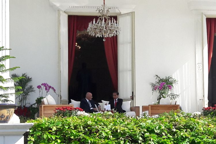 Presiden Joko Widodo dan Presiden Republik AfghanistanMohammad Ashraf Ghani melaksanakan veranda talk di Istana Merdeka, Jakarta, Rabu (5/4/2017).