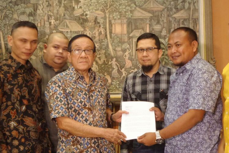 Sejumlah anggota Generasi Muda Partai Golkar (GMPG) bersama Wakil Ketua Dewan Kehormatan Partai Golkar Akbar Tandjung di kediaman Akbar, Purnawarman, Kebayoran Baru, Jakarta Selatan, Minggu (23/7/2017).