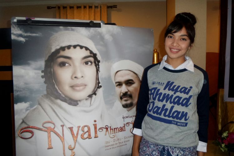 Artis peran Tika Bravani dalam jumpa pers film Nyai Ahmad Dahlan di kawasan Mampang, Jakarta Selatan, belum lama ini.