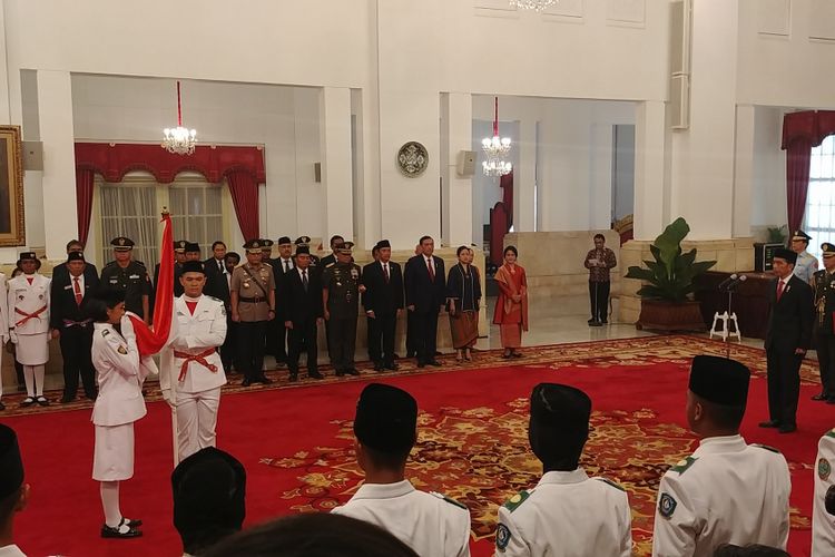 Presiden Joko Widodo dalam upacara pengukuhan Paskibraka di Istana Negara, Jakarta, Selasa (15/8/2017).