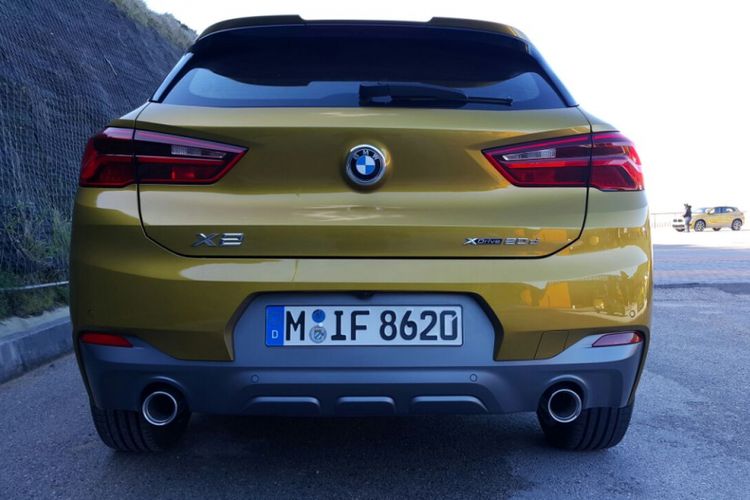 Desain belakang BMW X2 M Sport tampil menawan dengan kehadiran spoiler, lampu belakang model L-shaped yang ramping, dan knalpot kembar.