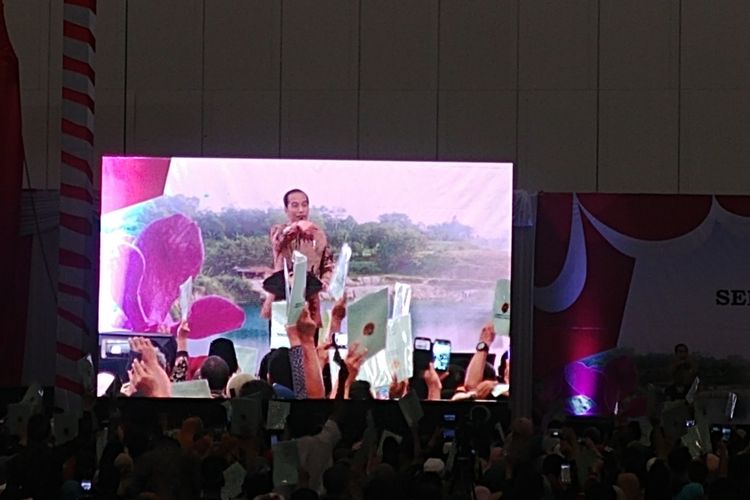 Presiden Joko Widodo membagikan sertifikat kepada masyarakat di ICE, BSD, Rabu (26/9/2018).