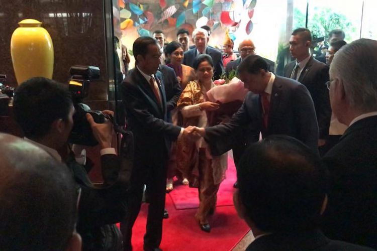 Presiden Joko Widodo dan Ibu Negara Iriana Jokowi, Selasa (13/11/2018) siang, saat tiba di Hotel Conrad Singapura. Di Singapura sendiri, Presiden akan mennghadiri KTT ke-33 ASEAN.