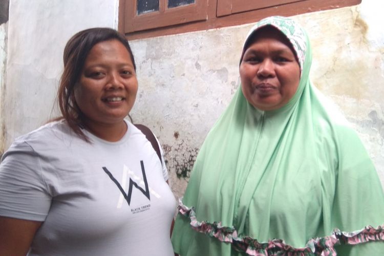 Eko Darwati (berjilbab) dan Nurul Qomariyah, dua orang ibu asal Banyuwangi yang anaknya divonis menderita leukemia. Mereka mendampingi anaknya hingga sembuh dan dinyatakan lepas obat.
