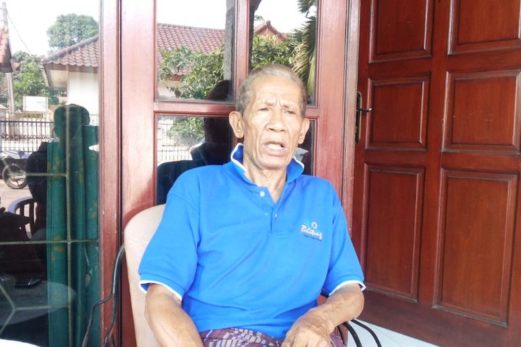 Mansur (67), ayah dari Muhammad Farhan saat ditemui di rumahnya di Ciganjur, Jagakarsa, Jakarta Selatan, Kamis (20/7/2017). Farhan adalah mahasiswa Universitas Gunadarma yang jadi korban bullying oleh sejumlah teman-teman sekelasnya. Mansur menyatakan menerima sanksi yang dijatuhkan pihak kampus terhadap para pelaku bullying.