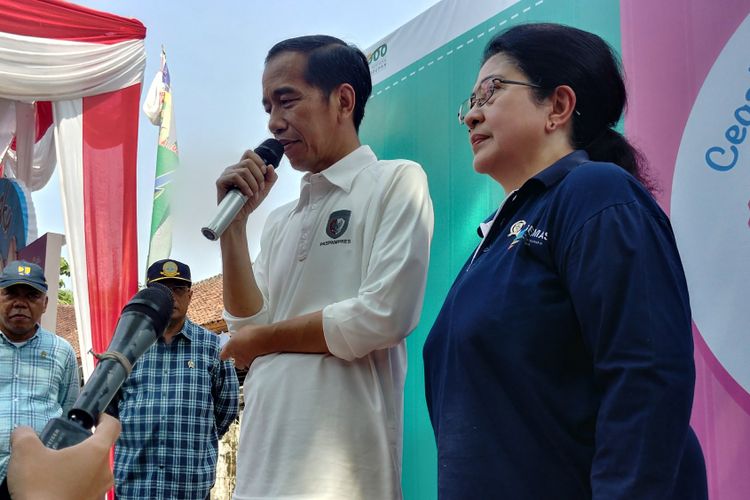 Presiden Joko Widodo mengenakan baju Paspampres saat blusukan di Sukabumi, Minggu (8/4/2018). 