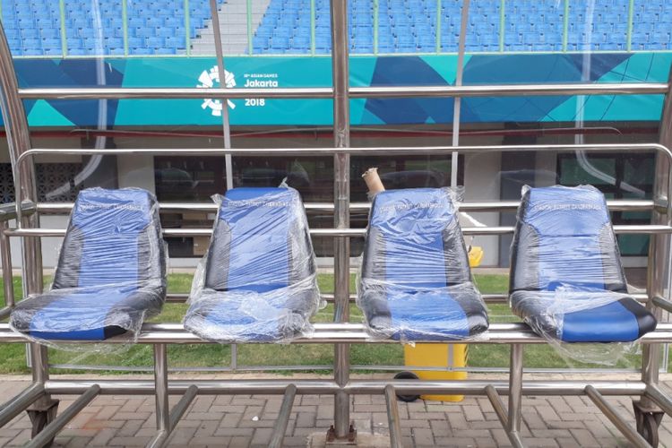 Kursi pemain dan official tim sepak bola negara peserta Asian Games tampak masih baru terbungkus plastik, Selasa (7/8/2018).
