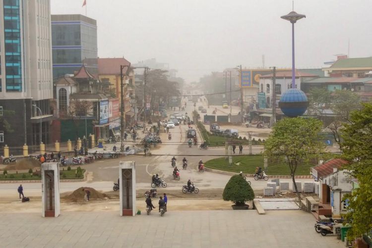 Dien Bien Phu adalah sebuah kota provinsi yang dikelilingi oleh sawah dan berjarak 456 km (10 jam perjalanan darat) dari ibu kota Hanoi.