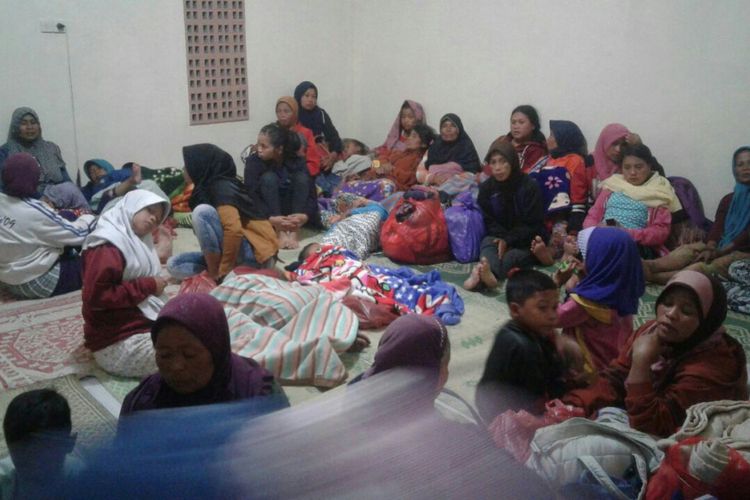 Warga Desa Tlogolele, Selo, Boyolali, Jawa Tengah mengungsi setelah letupan freatik Gunung Merapi, Senin (21/5/2018) malam.