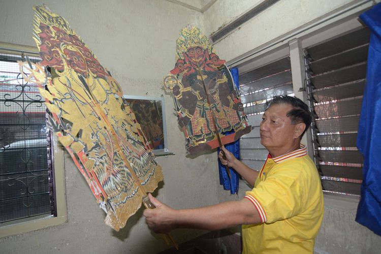 Kosala Mahinda, kolektor wayang kulit di Pamekasan. Wayang kuna miliknya membuat terpikat banyak kalangan, termasuk keluarga raja-raja di Jawa dan warga manca negara