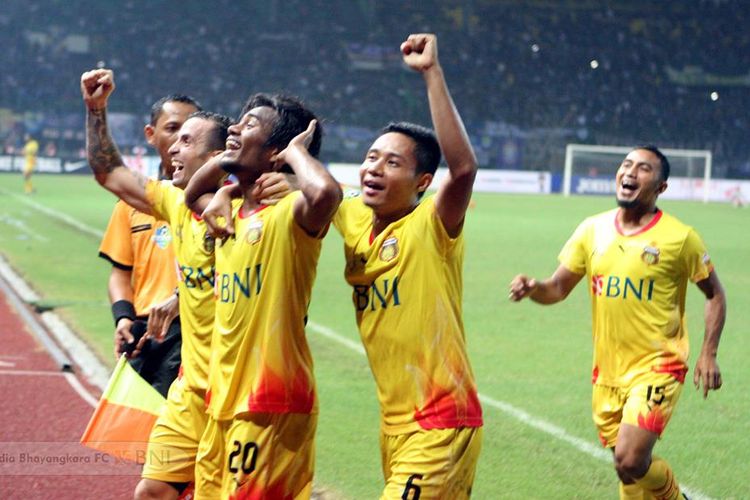 Evan Dimas (6) merayakan kemenangan Bhayangkara FC atas Persib Bandung pada partai Liga 1 di Stadion Patriot, Minggu (4/6/2017).