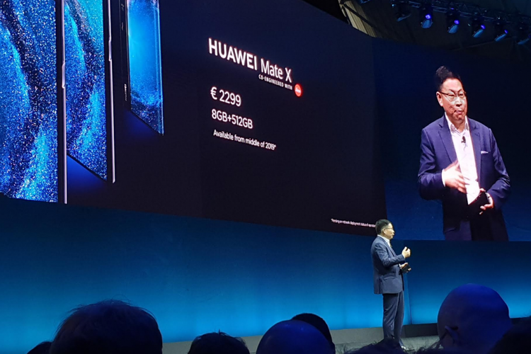 CEO Huawei, Richard Yu, saat meluncurkan Mate X di Barcelona, Spanyol.