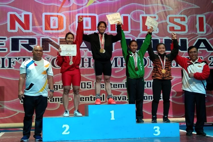 Para peraih medali di kelas 55 kg junior putri di The 2nd Indonesia International Weightlifting Championships di GOR Tri Lomba Juang, Semarang, Senin (2/9/2018).