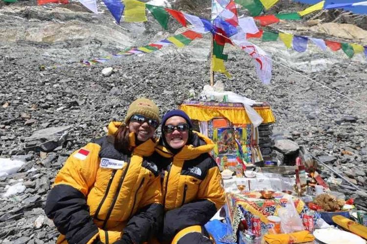 Dua perempuan Indonesia pertama dari Tim WISSEMU berhasil mencapai Puncak Gunung Everest pada Kamis (17/5/2018). 