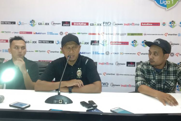 Pelatih Sriwijaya FC Rahmad Darmawan saat memberikan keterangan pers, usai melawan PSM Makassar di stadion Glora Jakabaring, Palembang, Sumatera Selatan