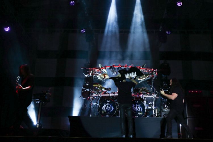 Band Dream Theater tampil di Festival Musik Rock JogjaRockarta di Stadion Kridosono, Yogyakarta, Jumat (29/9/2017). Jogjarockarta juga dimeriahkan band pembuka antara lain God Bless, Roxx, Power Metal, dan Death Vomit. KOMPAS IMAGES/KRISTIANTO PURNOMO
