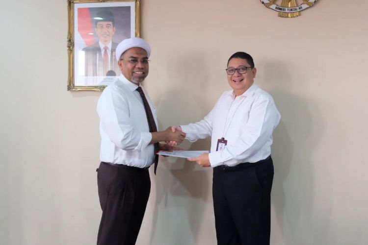 Ali Mochtar Ngabalin menerima surat keputusan penunjukannya sebagai Anggota Dewan Komisaris Angkasa Pura I, di Kantor Kementerian BUMN, Jakarta, Kamis (19/7/2018).