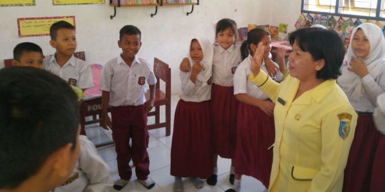 Nurayani Sihite (berbaju kuning) tengah mengajar kelas VI SDN 010157 Sei Muka, Kabupaten Batu Bara, Sumatera Utara, pada Kamis (24/8/2017).