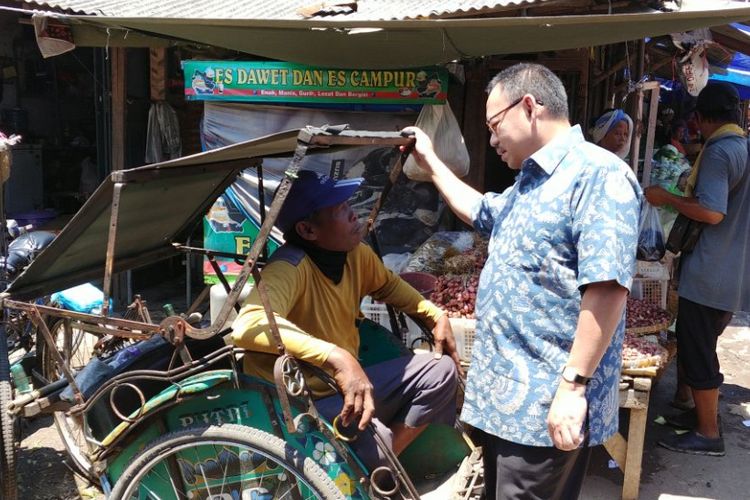Calon gubernur Jawa Tengah Sudirman Said saat berbincang dengan tukang becak di Pasar Pagi Kota Tegal.