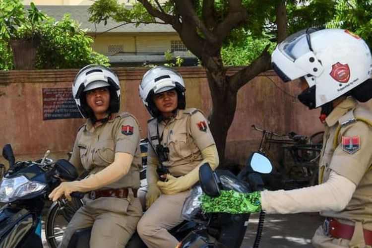 Polisi wanita bermotor di New Delhi India bersiap untuk patroli.