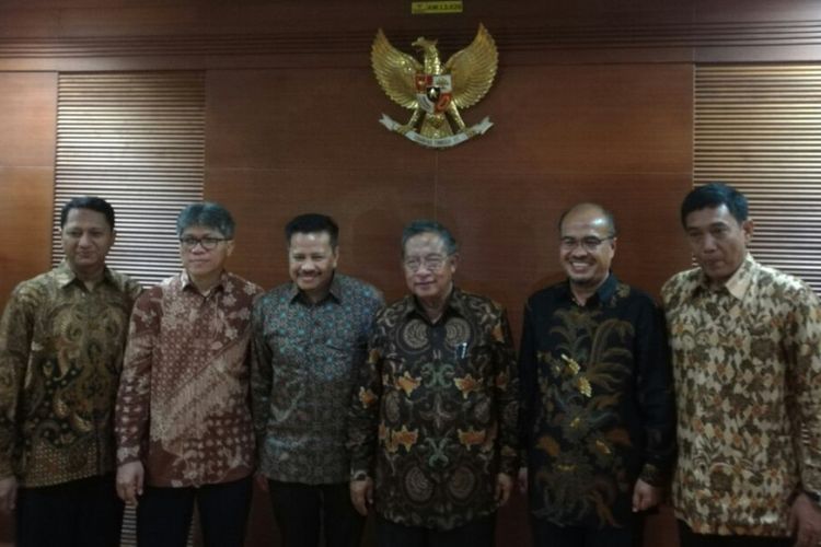 Menteri Koordinator Perekonomian Darmin Nasution bersama pejabat baru BP Batam di Kantor Kementerian Koordinator Perekonomian, Jakarta, Kamis (19/10/2017)