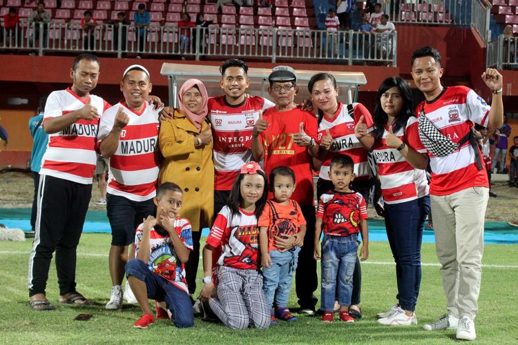 Pemain Madura United Andik Vermansah foto bersama keluarga seusai pertandingan melawan Arema FC pada Pekan 10 Liga 1 2019 yang berakhir dengan skor 1-0 di Stadion Gelora Madura Ratu Pamelingan Pamekasan, Jawa Timur, Sabtu (20/07/2019) malam.