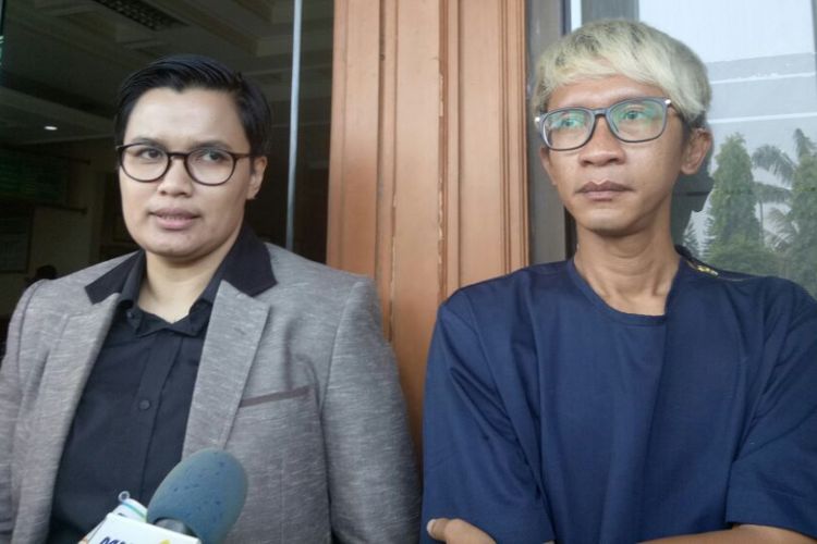 Aming Supriata Sugandhi bersama kuasa hukumnya, Devi Waluyo (kiri), diabadikan sesudah Aming membaca ikrar talak terhadap Evelyn di Pengadilan Agama Jakarta Selatan, Senin (24/7/2017).