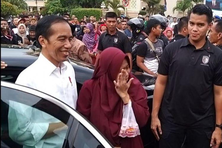 MENANGIS --Seorang ibu rumah tangga menangis setelah berhasil foto bersama Presiden Jokowi saat berkunjung ke Ponorogo, Jawa Timur, Jumat ( 4 / 1 / 2019) sore.