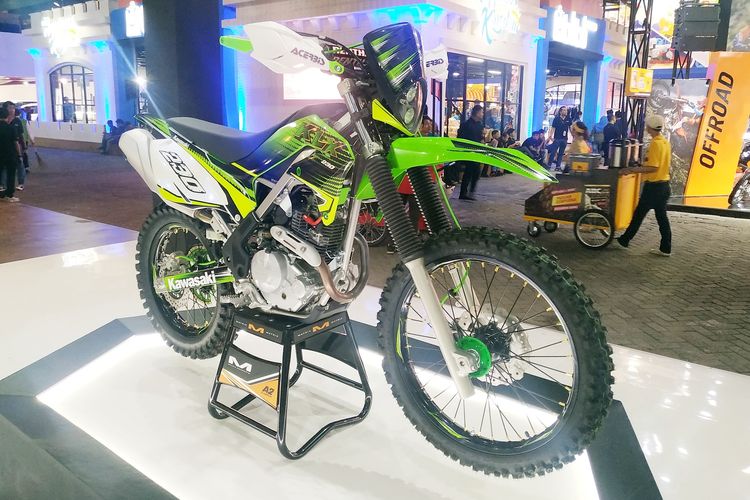 Kawasaki memajang KLX 230 versi modifikasi.