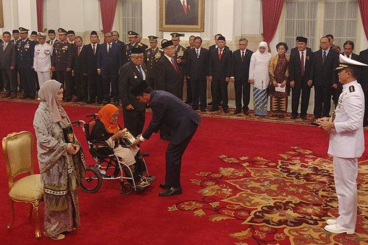 Presiden Joko Widodo menganugerahkan pahlawan nasional kepada 4 Tokoh di Istana Merdeka, Jakarta, Kamis (9/11/2017).  Semua plakat tanda jasa dan penghargaan gelar pahlawan nasional diberikan oleh Presiden Jokowi kepada para ahli waris.