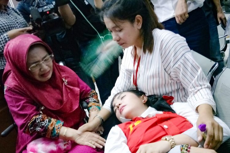 Ibunda artis peran Roro Fitria menangis saat melihat putrinya jatuh pingsan sesaat setelah mendengar tuntutan dari jaksa penuntut umum di Pengadilan Negeri Jakarta Selatan, Kamis (4/10/2018).