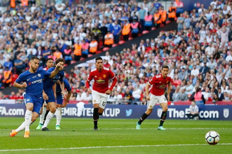 Penalti Eden Hazard membawa Chelsea unggul atas Manchester United pada final Piala FA di Stadion Wembley, Sabtu (19/5/2018).