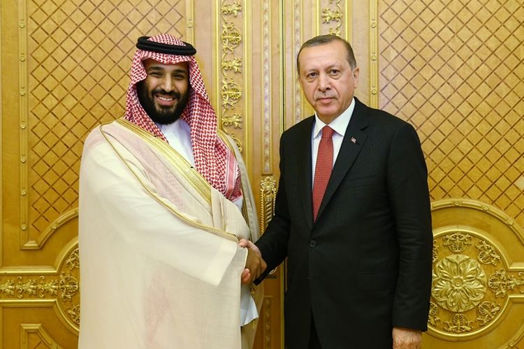 Presiden Turki Recep Tayyip Erdogan (kanan) saat bertemu dengan Putra Mahkota Arab Saudi Mohammed bin Salman di Jeddah, pada Juli 2017.