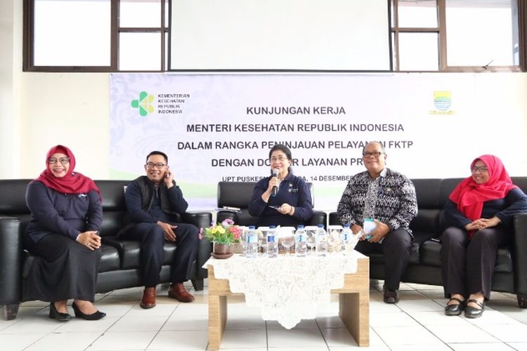 Menteri Kesehatan Nila Moeloek didampingi Wali Kota Bandung Ridwan Kamil dan Kepala Dinas Kesehatan Provinsi Jawa Barat Dodo Suhendar dalam kegiatan  kunjungan ke Puskesmas Garuda, Bandung, Kamis (14/12/2017).