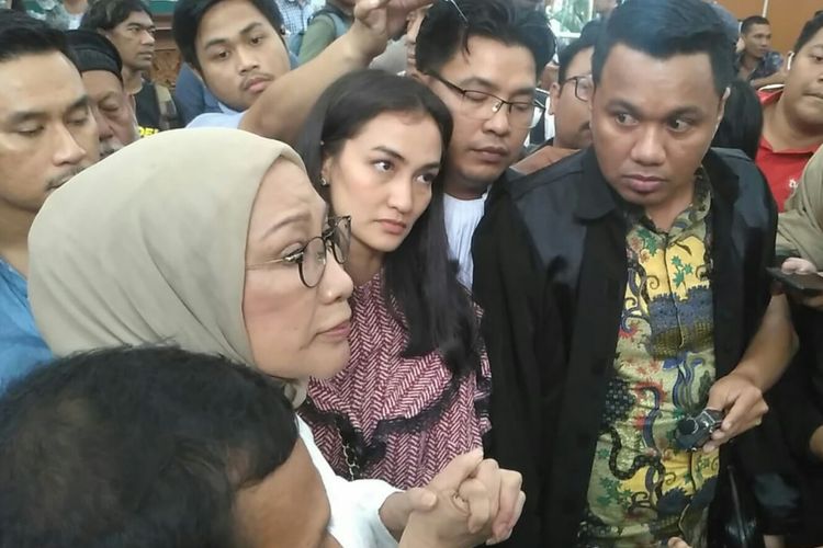 Ratna Sarumpaet didampingi Atiqah Hasiholan dan kuasa hukumnya usai divonis dua tahun penjara atas kasus penyebaran berita bohong atau hoaks di Pengadilan Negeri Jakarta Selatan, Ampera, Cilandak, Kamis (11/7/2019).