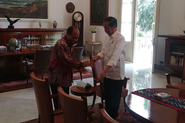 Kepala Pusat Data, Informasi, dan Humas Badan Nasional Penanggulangan Bencana (BNPB) Sutopo Purwo Nugroho bertemu Presiden Joko Widodo di Istana Bogor, Jumat (5/9/2018) siang. Kompas.com