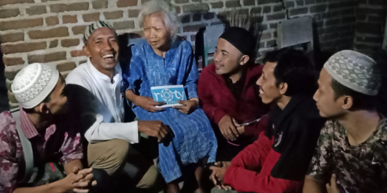 Komunitas sedekah bergulir Roty di Kediri, Jawa Timur, saat mendistribusikan sedekah ke kaun duafa, Jumat (18/5/2018).