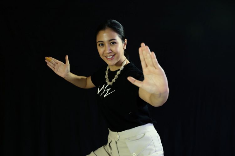 Sherina Munaf berpose seusai sesi wawancara terkait promo film Wiro Sableng, di kantor Redaksi Kompas.com, Palmerah, Kamis (9/8/2018). 