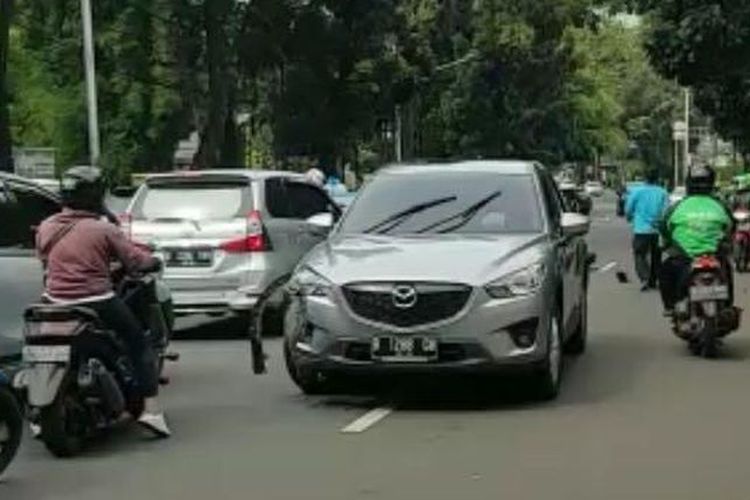 Kecelakaan Harley-Davidson vs Mazda CX-5