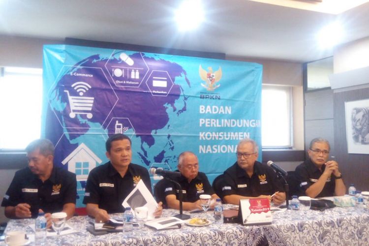 Ketua Badan Perlindungan Konsumen Nasional (BPKN), Ardiansyah Parman (tengah) memberi penjelasan di kantornya, Jakarta Pusat, Senin (17/12).