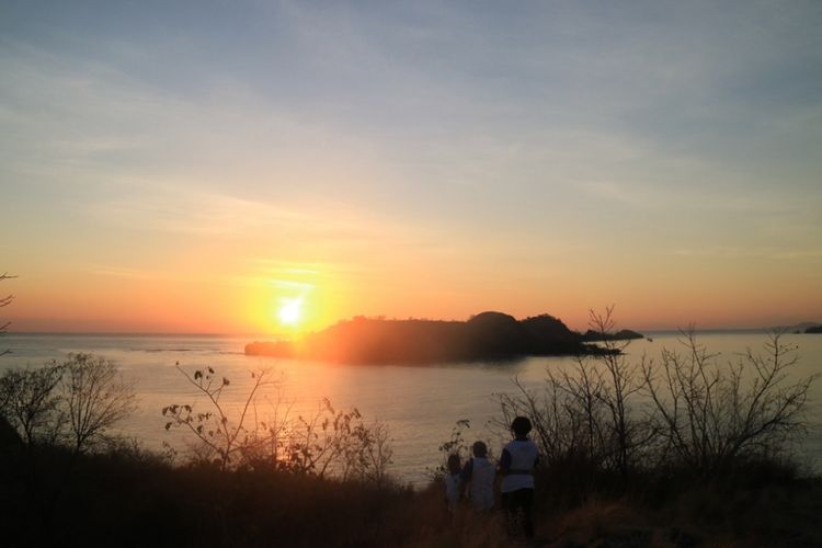 Matahari terbit dilihat dari Pulau Rutong di Taman Laut 17 Pulau Riung, Flores, NTT.