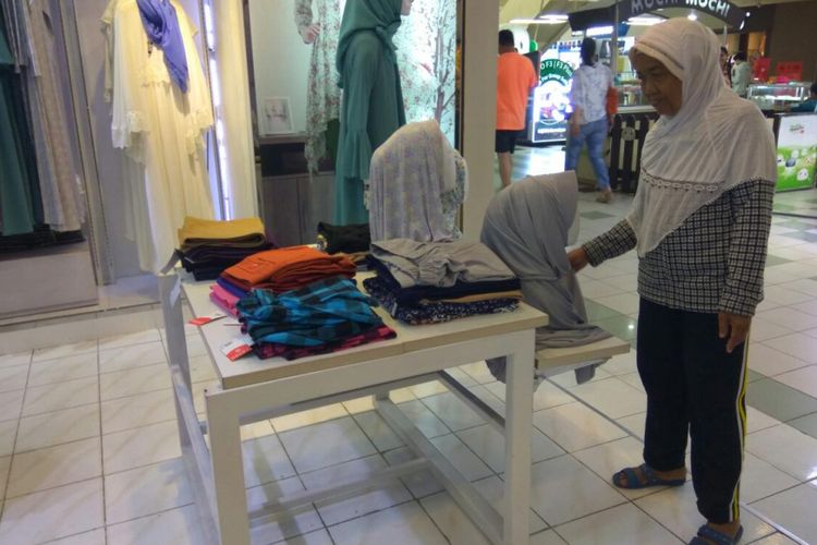 Nek Mimi membeli beberapa jilbab di salah satu pusat perbelanjaan di Jakarta, Jumat (24/11/2017).