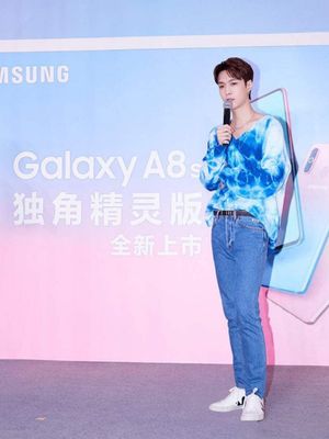 Lay Zhang, anggota boyband Korea Selatan EXO asal China, mengambil langkah tegas demi membela kedaulatan negaranya.