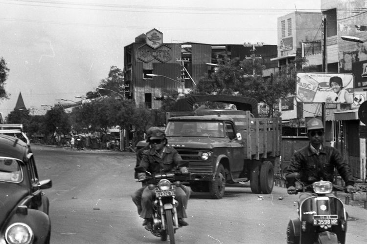 Pasca-kerusuhan, beberapa titik dijaga ABRI bersenjata laras panjang di Tanjung Priok, Jakarta Utara pada September 1984.