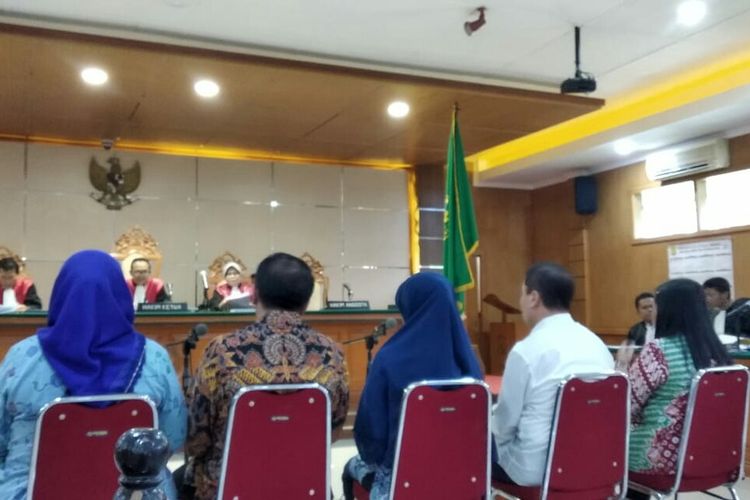 Para terdakwa Kasus suap proyek perizinan Meikarta tengah menjalani sidang dengan agenda pemeriksaan terdakwa.