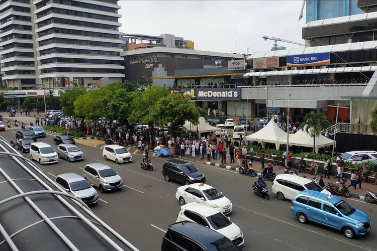 Antisipasi aksi massa yang dimotori Eggi Sudjana dan Kivlan Zen pada Jumat (10/5/2019) siang, gedung Bawaslu telah dipagari kawat berduri. Massa yang diperkirakan bakal melakukan aksi unjuk rasa terpantau mengumpul di Sarinah.