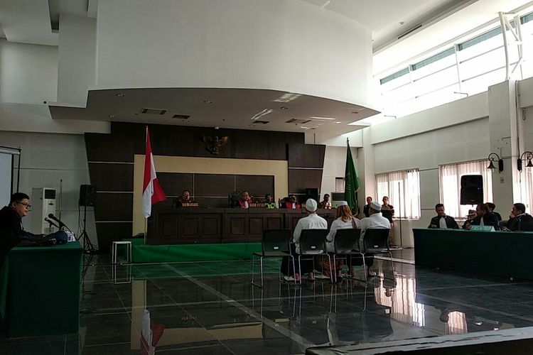 Para terdakwa tengah duduk di kursi pesakitan dalam persidangan kasus dugaan penganiyaan dengan terdakwa Bahar bin Smith cs.