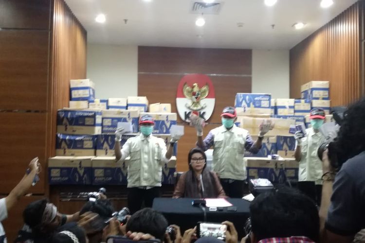 Wakil Ketua KPK Basaria Panjaitan dan tim KPK menunjukkan barang bukti OTT Anggota DPR Bowo Sidik Pangarso dalam konferensi pers di Gedung Merah Putih KPK Jakarta, Kamis (28/3/2019)